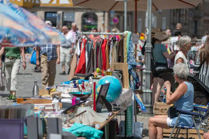 Flohmarkt in Daglfing auf der Trabrennbahn bei München