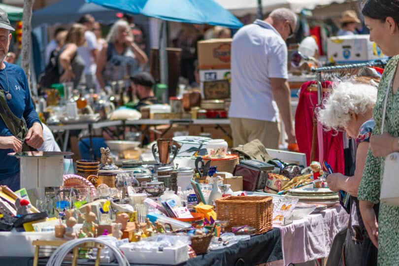 Flohmarkt auf dem Gelände Hit-Markt in Dormagen